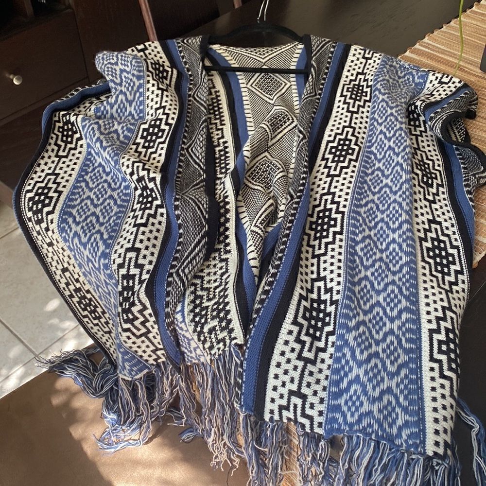 Sleeveless open front poncho with fridge at bottom EUC